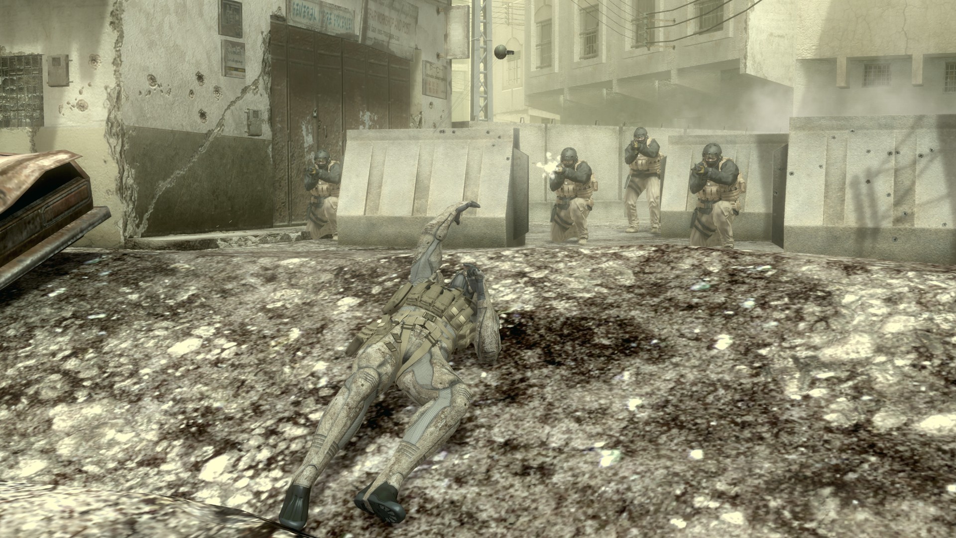 Old Snake sneaks up on enemies using Octocamo in Metal Gear Solid 4