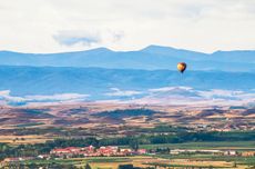 A hot-air balloon ride over Rioja