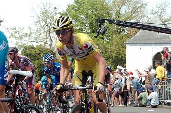 Ricc&ograve; climbs the Mur de Huy.