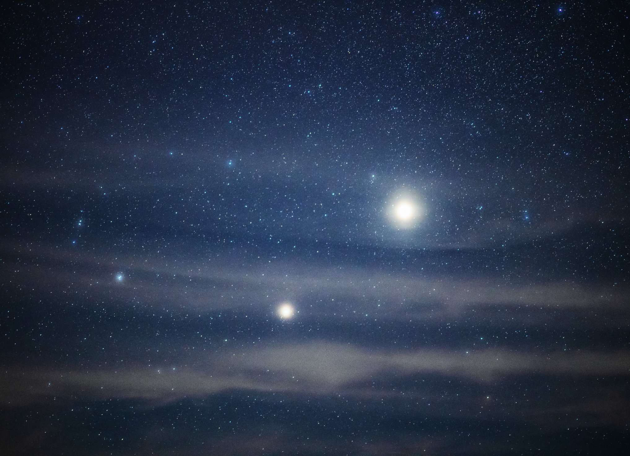 Gece gökyüzünde parlayan parlak bir Jüpiter'in fotoğrafı.