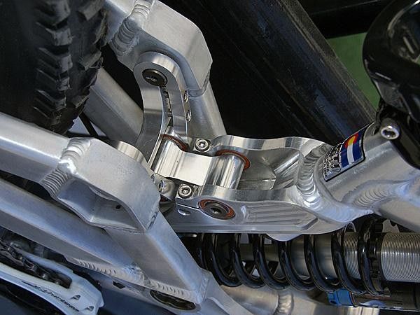 A small swing link adds rigidity to the rear end.