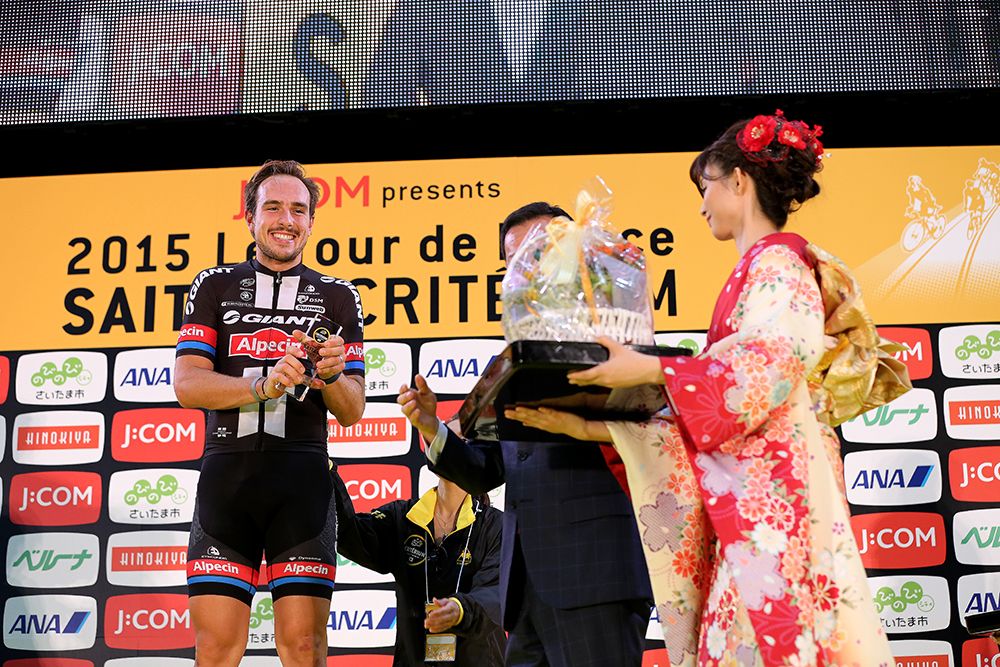 John Degenkolb (Giant-Alpecin) collects the winner'strophy at the Saitama Criterium