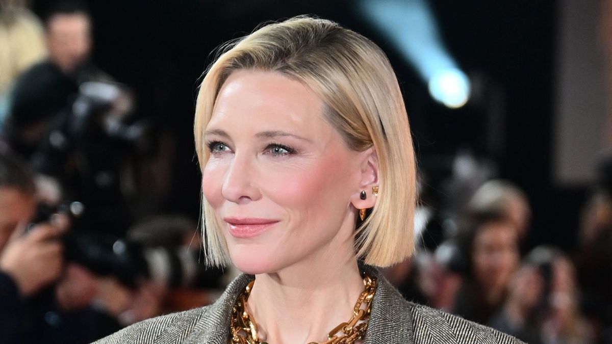 Nous sommes d'accord avec la tenue double pourpre de Cate Blanchett car elle combine une veste rouge ceinturée et un pull assorti le plus chic