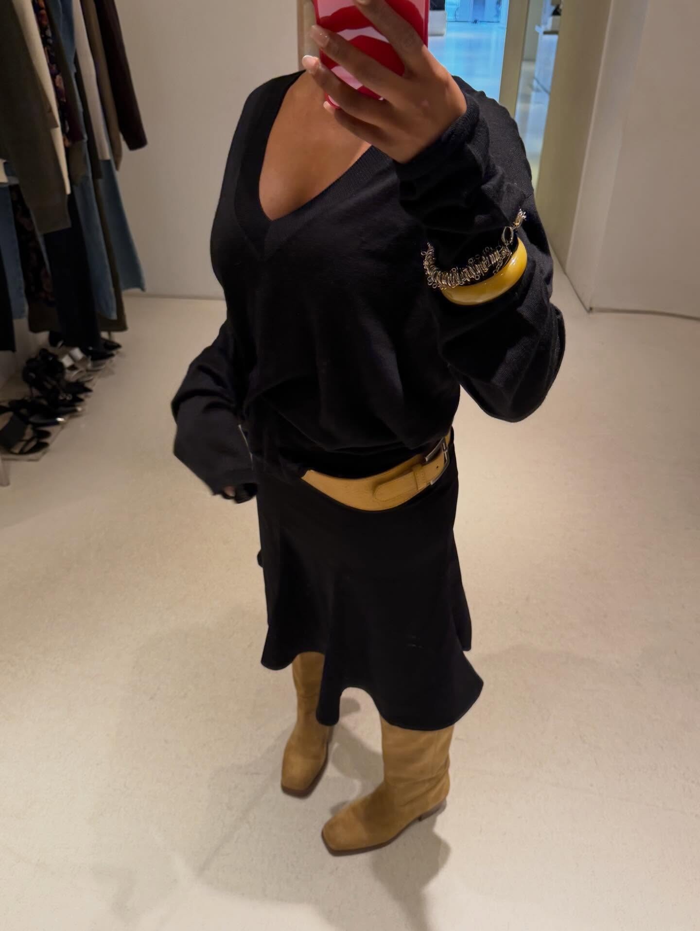 @mv.tiangue wearing a chic spring boot and skirt outfit