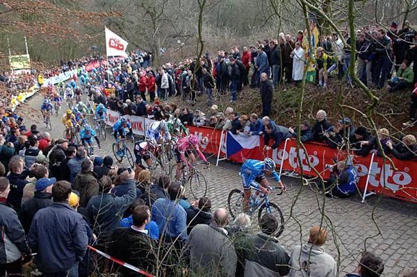 Leif Hoste (Discovery Channel) on the first lap of the Kemmelberg