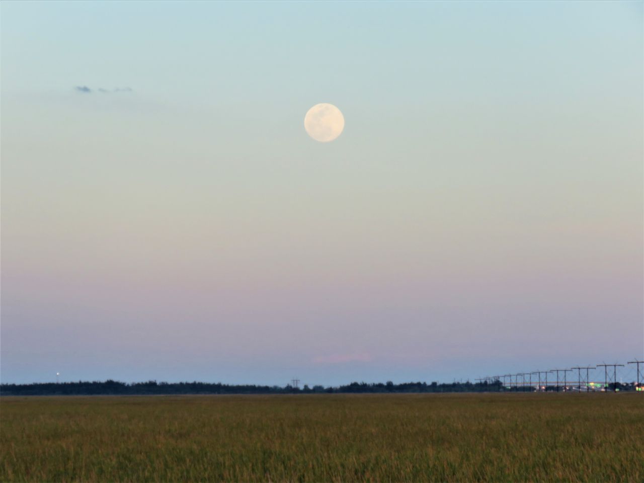 Astrophotographer Lisa Shislowski captured the 2020 Flower Moon moonrise, taken over the Everglades in Fort Lauderdale, Florida.