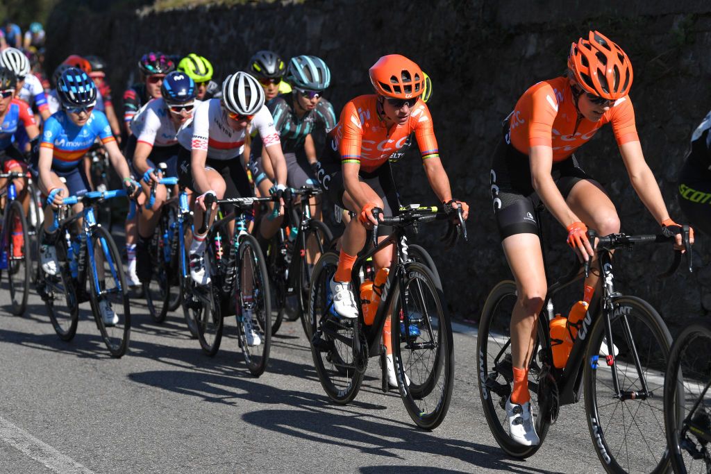 Jeanne Korevaar looks after Marianne Vos