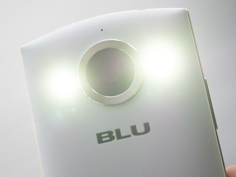 Blu Selfie&amp;#39;s blinding rear flash