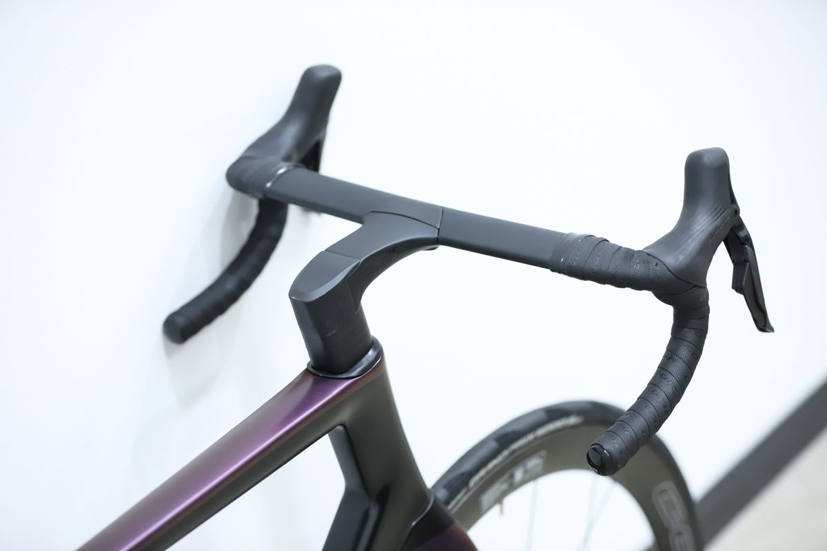 Close up shots of the Look Blade 795 RS against a white wall