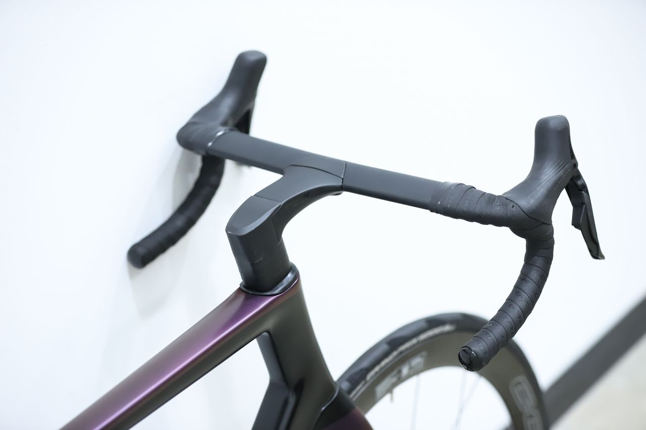 Close up shots of the Look Blade 795 RS against a white wall