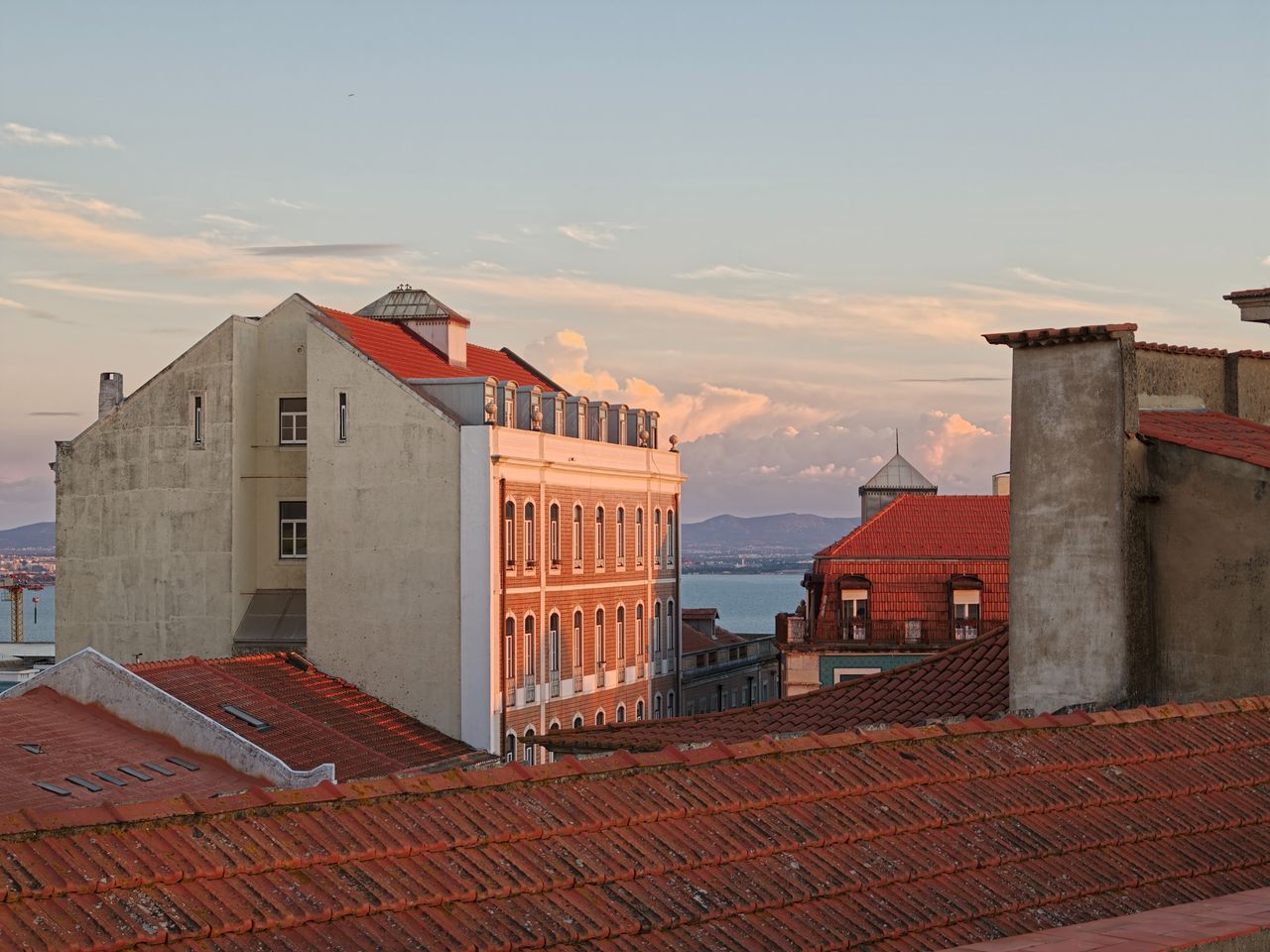 Oppo Find X10 Pro Max image sample gallery: coastal town of Lisbon at golden hour, seen from rooftops