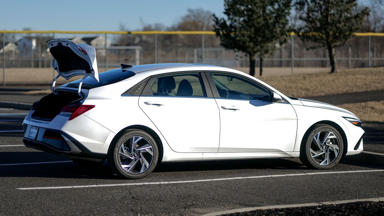 2025 Hyundai Elantra Hybrid Limited test drive review.
