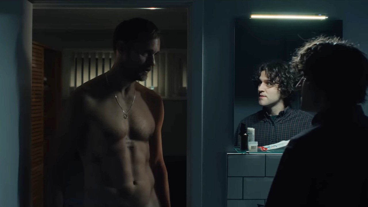 ピリオンのハリー・メリングを見つめるアレクサンダー・スカルスガルド。