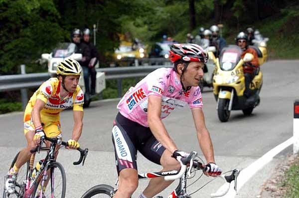 Ivan Basso leads Simoni through one of the many hairpins