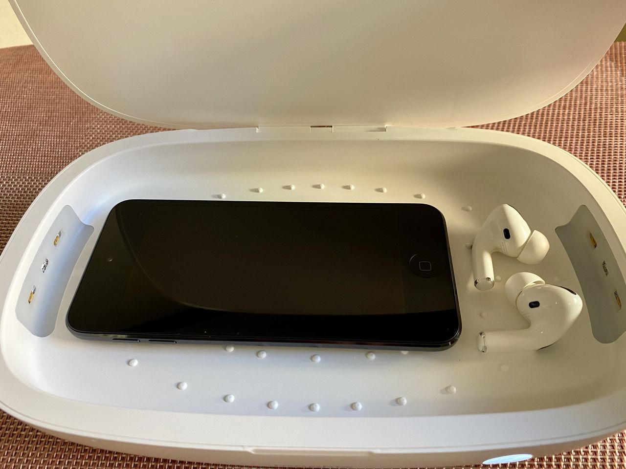 Mophie Uv Sanitizer Wireless Charging Hero