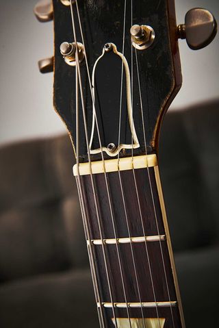The dark Brazilian rosewood fretboard is typical of late-50s Gibson tonewoods.
