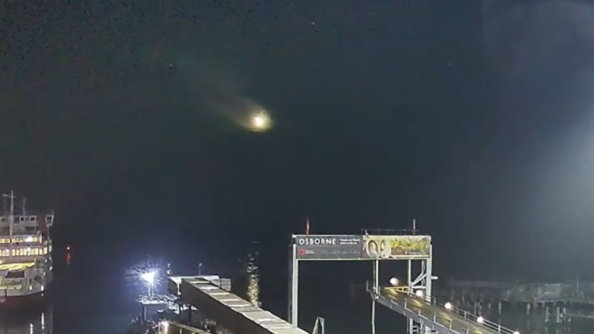 Brilliant meteor lights up sky over southern England coast (video)