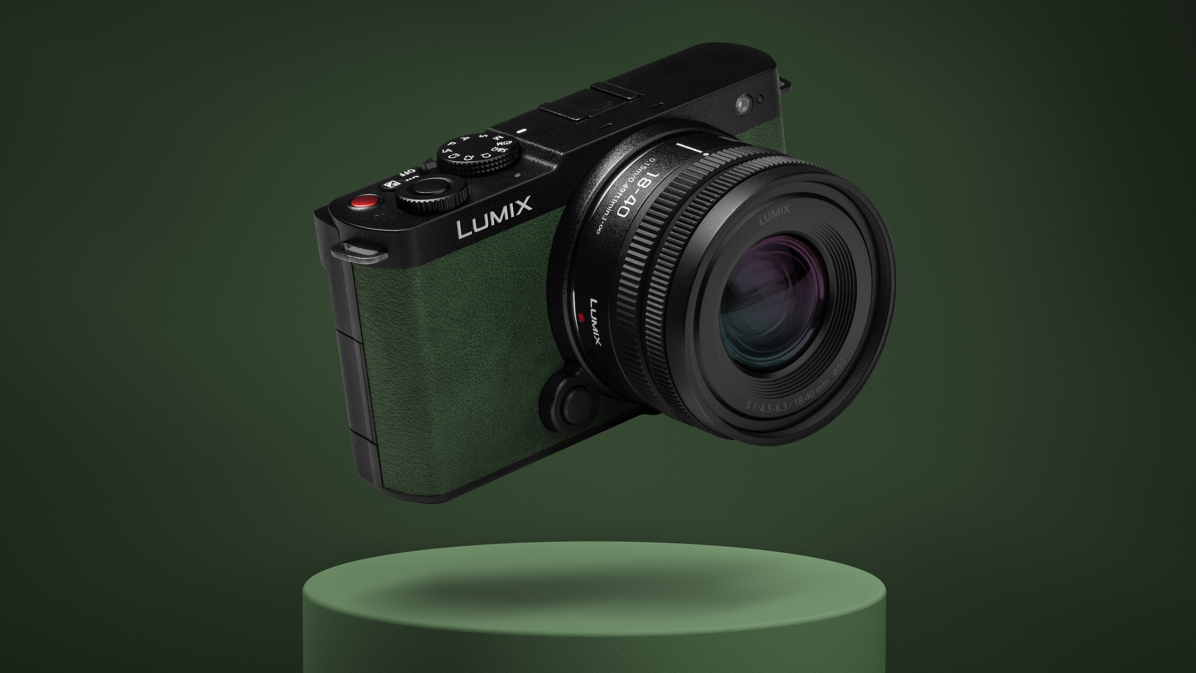 Panasonic Lumix S9 en color Dark Olive sobre un fondo de color oliva