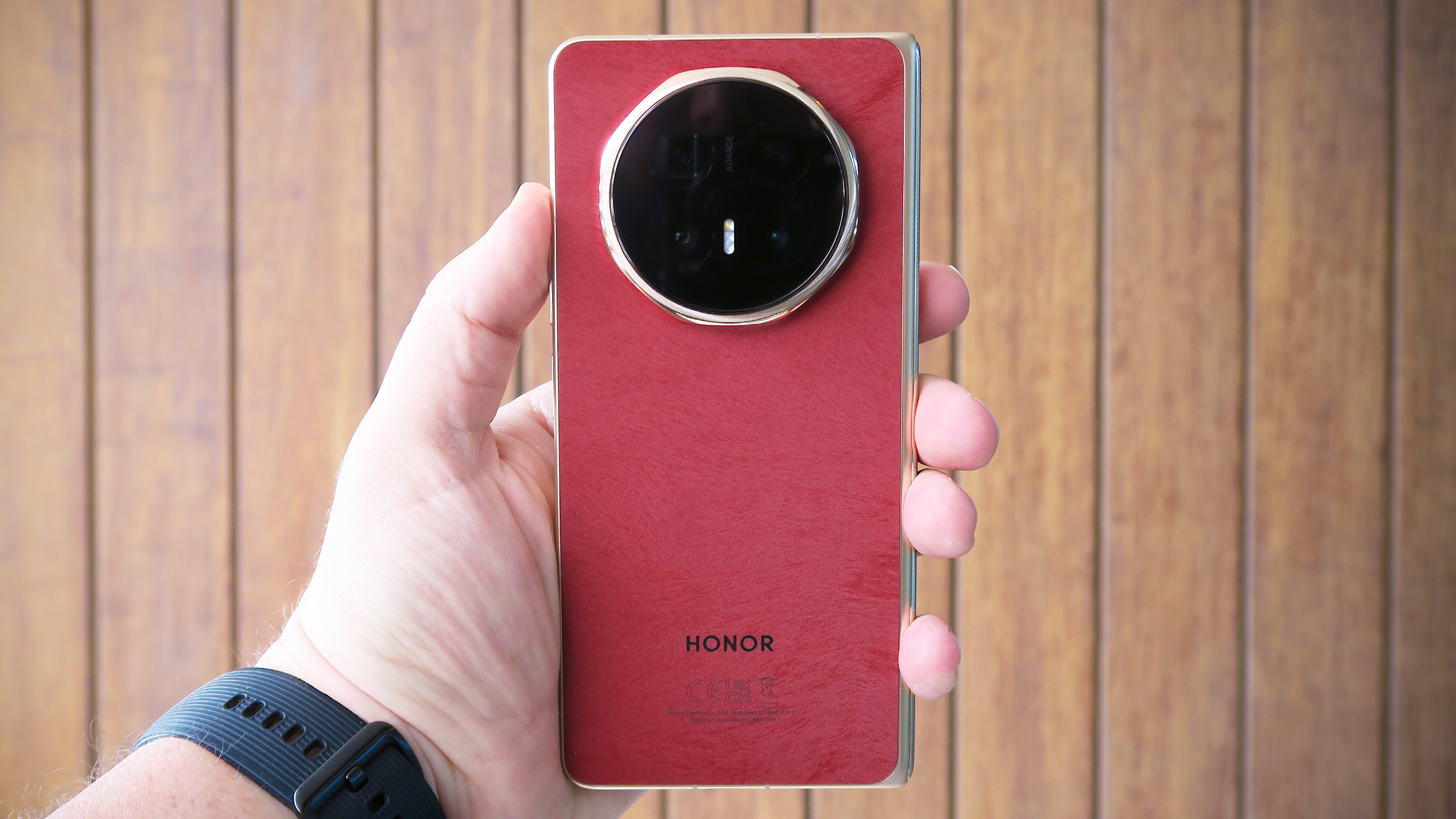 Honor Magic V6 hands on back straight