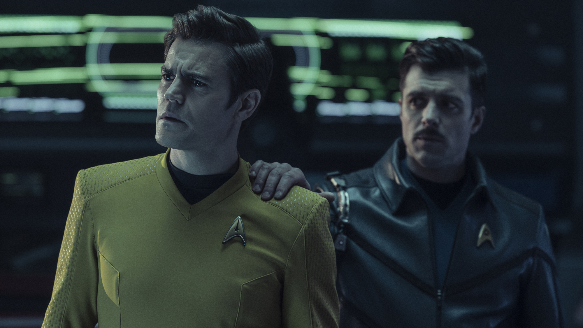 （LR）：《星際爭霸戰：奇異新世界》第 4 季第 2 集中，保羅·韋斯利 (Paul Wesley) 飾演詹姆斯·T·柯克 (James T. Kirk)，丹·讓諾特 (Dan Jeannotte) 飾演山姆·柯克 (Sam Kirk)。