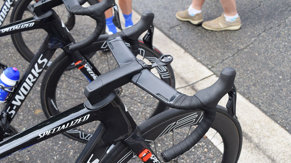 Jakobsen and Jungels had a slightly different stem cap setup to the two Bora-Hansgrohe bikes