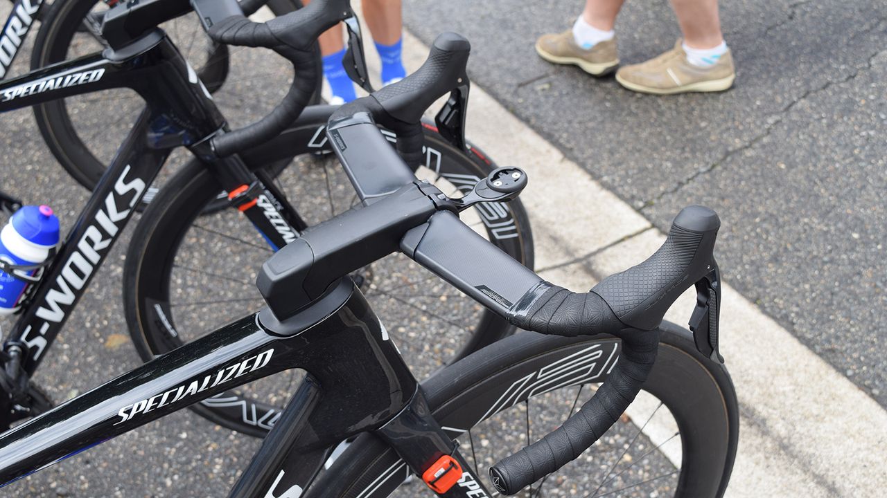 Jakobsen and Jungels had a slightly different stem cap setup to the two Bora-Hansgrohe bikes