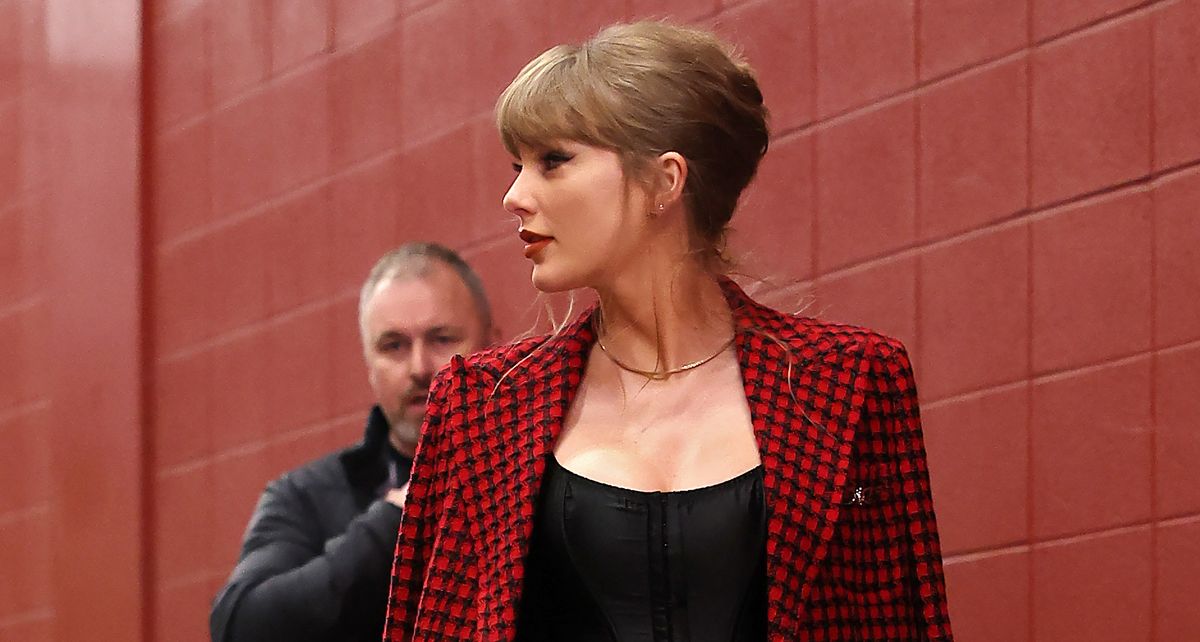 Taylor Swift associe son rouge à lèvres Signature Chiefs Game à une nouvelle touche française Up-Do