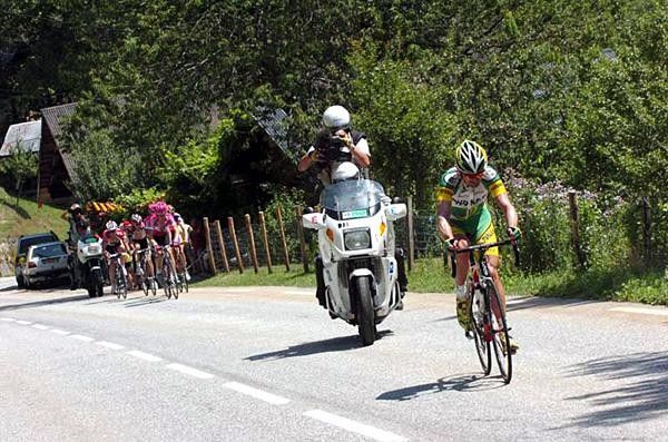 Floyd Landis (Phonak) attacks on the Col des Saisies