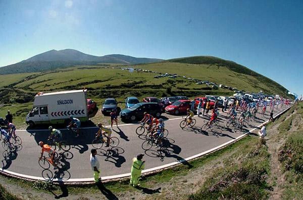 The bunch speeds along past some lovely rolling hills
