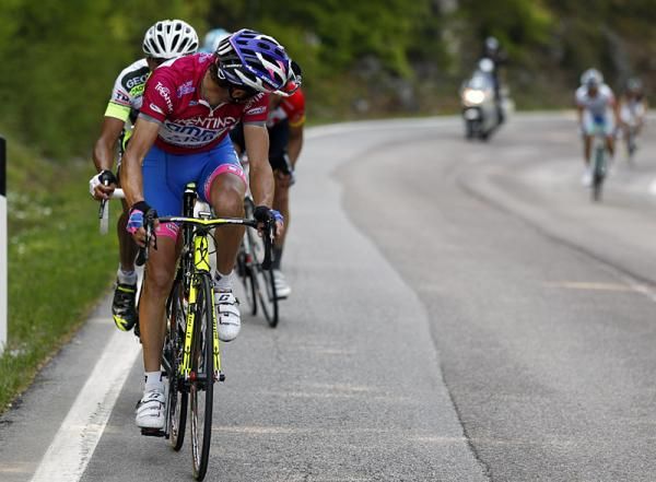 Race leader Michele Scarponi (Lampre-ISD) looks back at his rivals in the decisive break.
