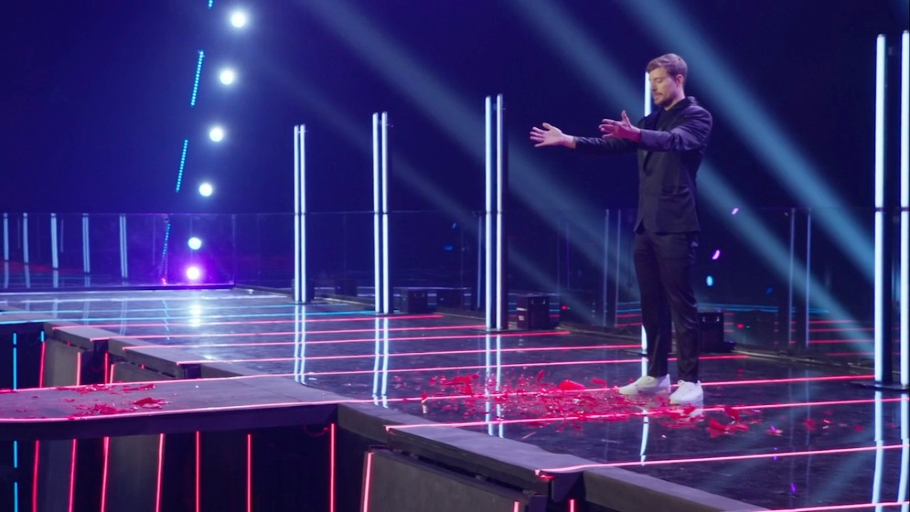 Beast Games シーズン 2 で地面を指差すジミー ドナルドソン。