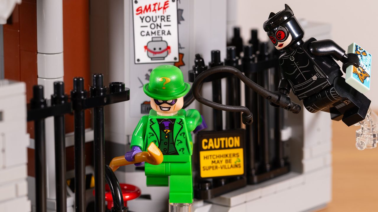 Lego DC Arkham Asylum (#76300) lego set, Catwoman chases down Riddler