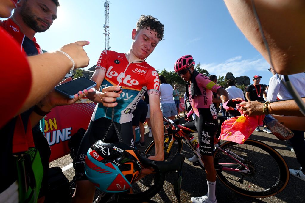 „Das war irgendwie dumm“ – Lennert van Eetvelt bedauert die Armbewegung, die ihn den Etappensieg bei der Vuelta in Spanien gekostet hat