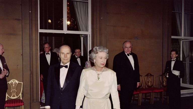 britains queen elizabeth ii leads french president françois mitterrand l, german chancellor helmut kohl r and other participants onto a balcony of buckingham palace following a banquet during the london 17th g7 summit on july 16, 1991 photo by jean loup gautreau afp photo credit should read jean loup gautreauafp via getty images