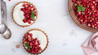 strawberry and vanilla individual cheesecakes