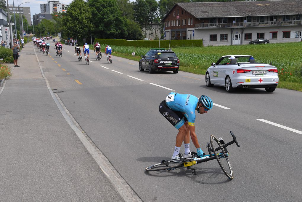 Omar Fraile goes down during stage 4 at Tour de Suisse