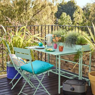 decking decoration with green table and chair with railing