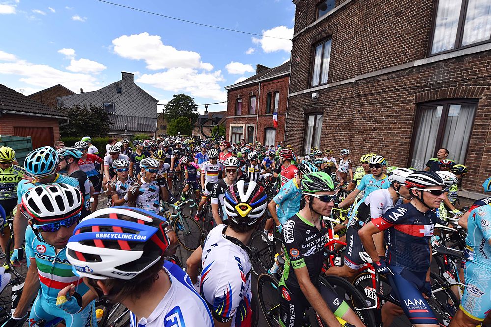 The peloton neutralized after the crash