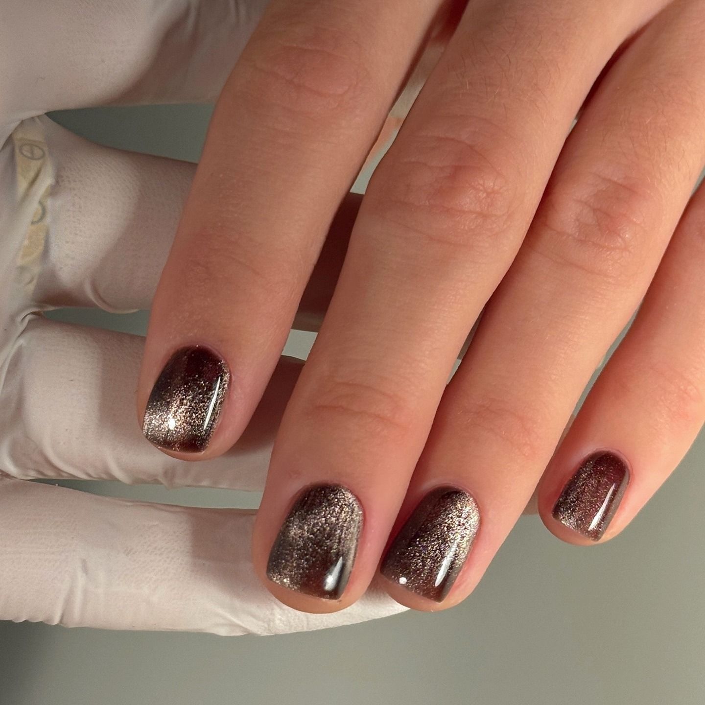 A picture of a brown cat-eye manicure
