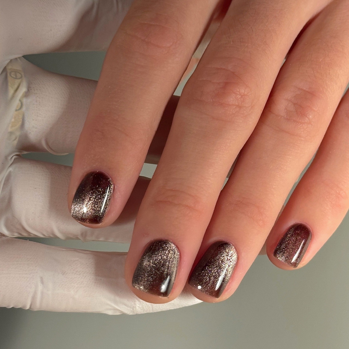 A picture of a brown cat-eye manicure