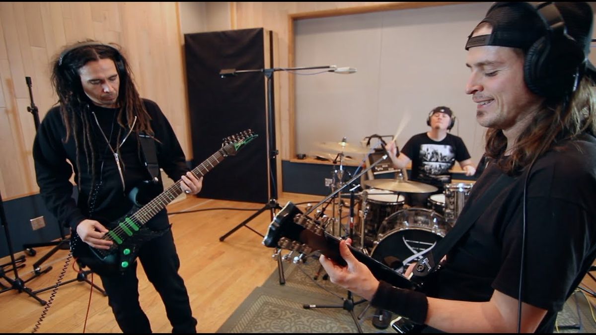 Watch Korn guitarist Munky team up with The Mendenhall Experiment on ...