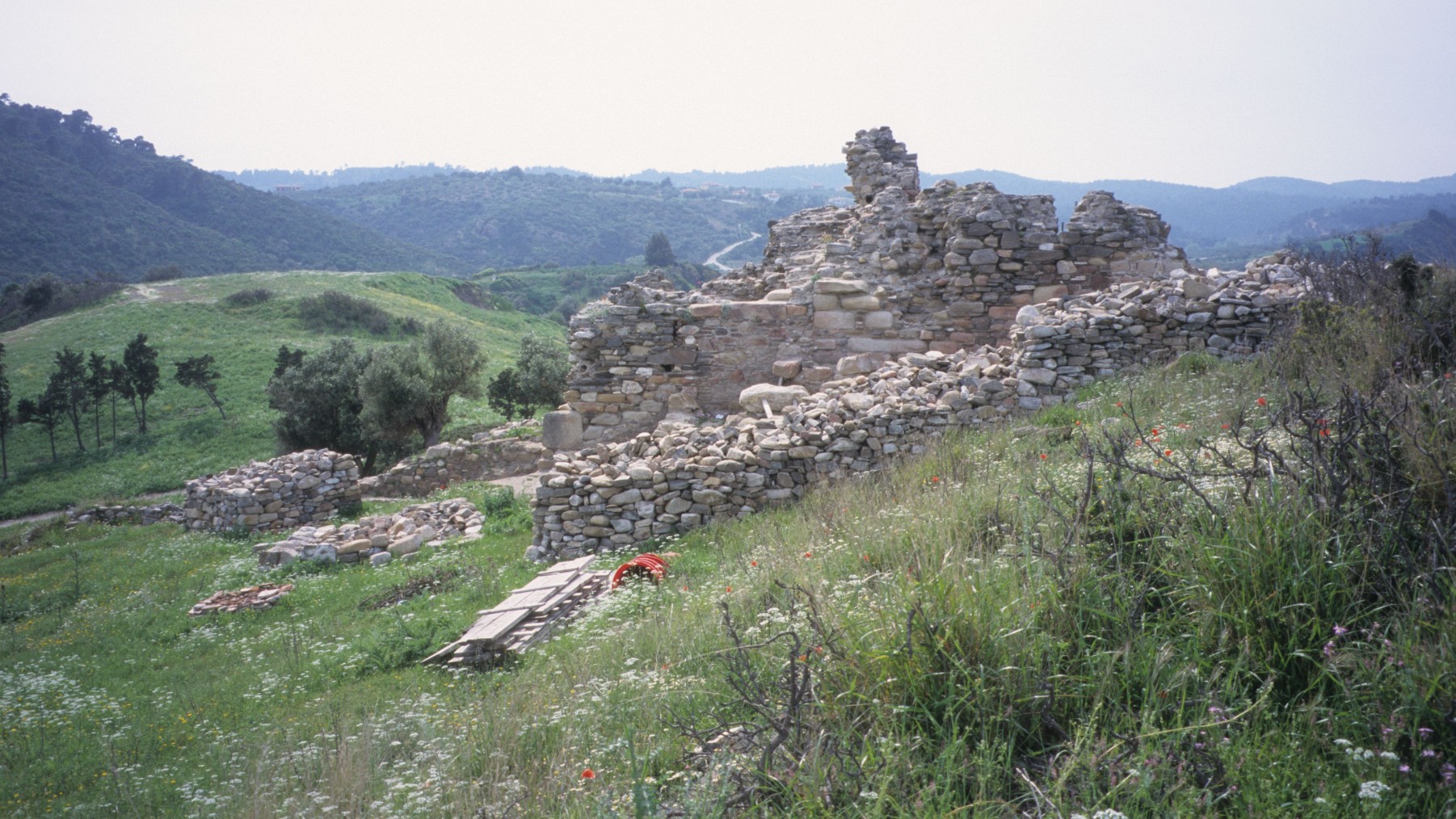 Die Ruinen des Klosters befinden sich in der Mitte der drei markanten Halbinseln von Chalkidiki.  Archäologen glauben, dass es während eines Überfalls im 14. Jahrhundert durch einen Brand zerstört wurde.
