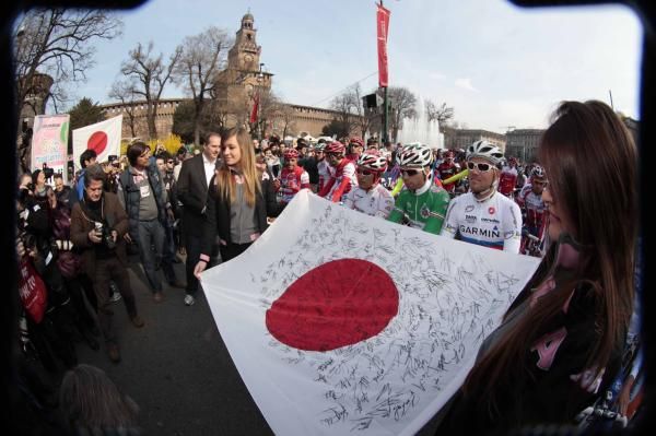 Takashi Miyazawa (Farnese Vini-Neri Sottoli), Giovanni Visconti (Farnese Vini-Neri Sottoli) and Thor Hushovd (Garmin-Cervelo) honour the victims of the Japanese disaster.