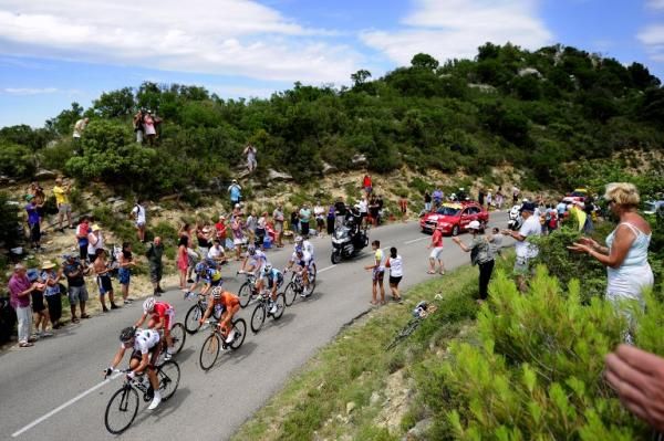 The cross winds became a factor as the peloton drew nearer the coast on stage 13