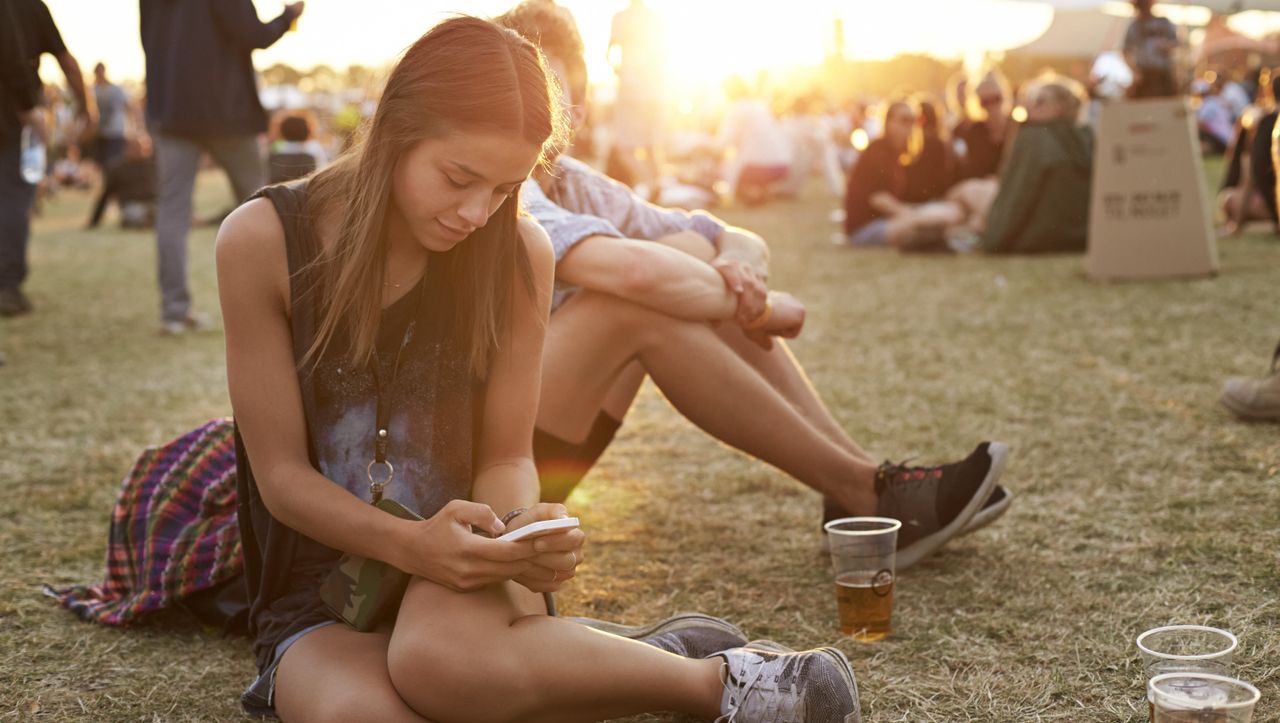 Leg, Human body, Human leg, Sitting, Summer, Sunlight, Plaid, Drink, Knee, Youth, 