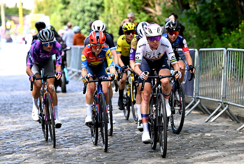 The chasing group at Brabantse Pijl Women 2025