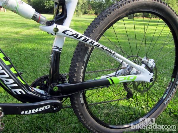The Cannondale Scalpel 29'er Carbon 2 utilizes a simple single-pivot rear suspension design with flex built into the seat stays to accommodate geometry changes through the travel range.