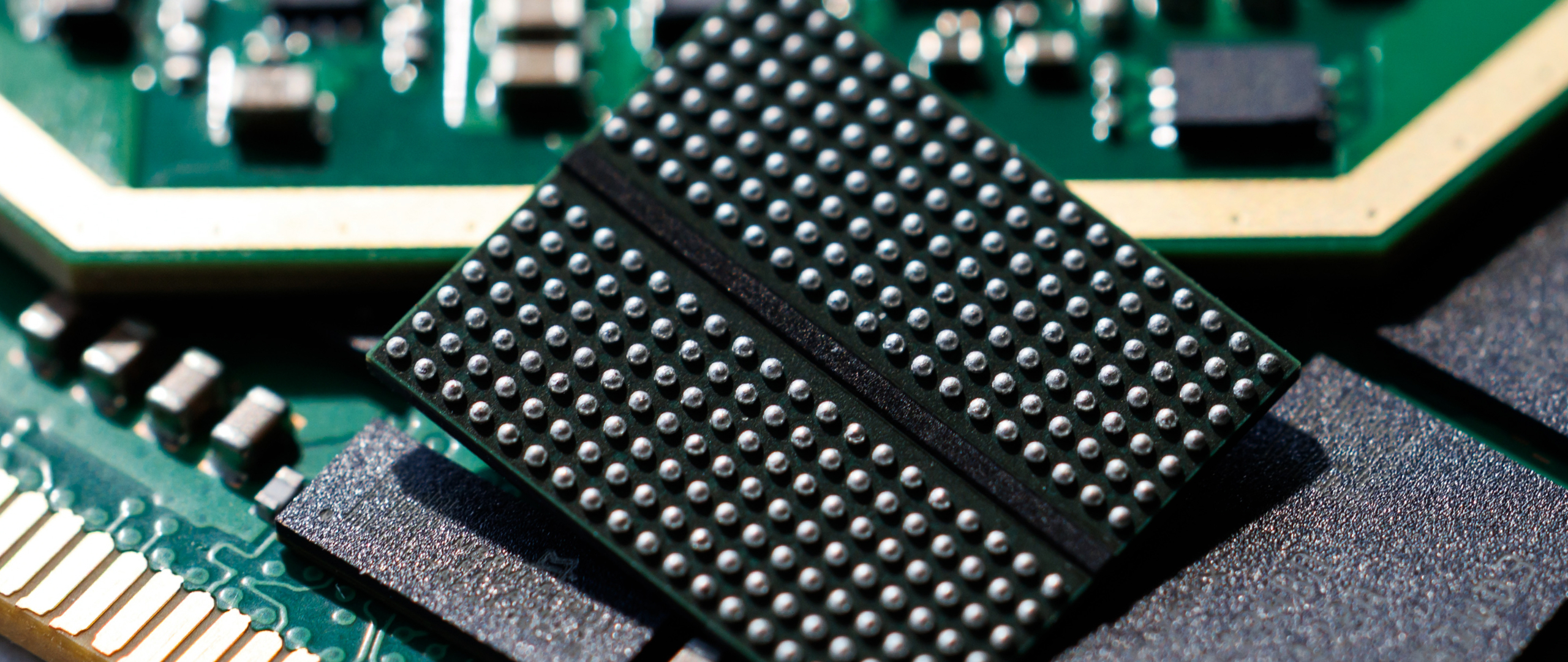 Дефицит памяти NOR Flash и SLC NAND: почему дорожают комплектующие для базовой электроники чип памяти DDR5 на плате