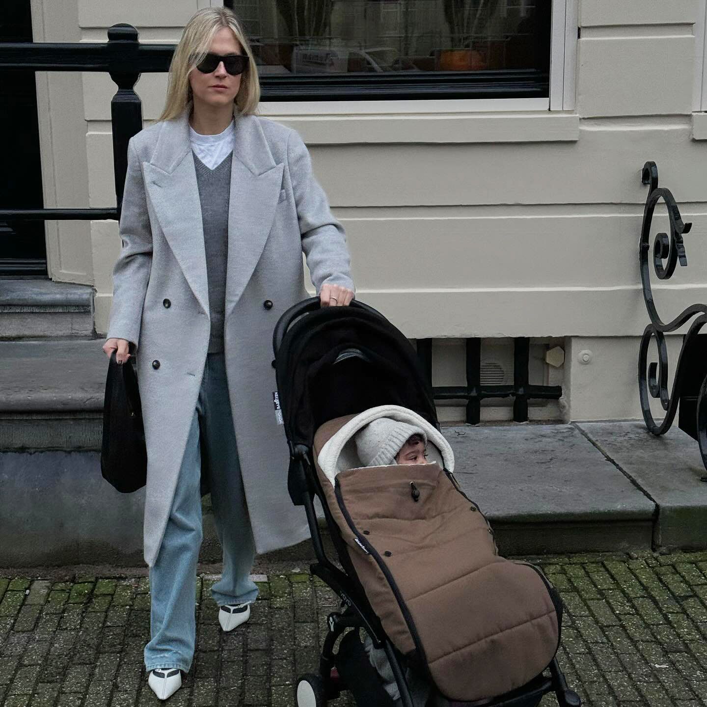 missing-image الجميع يصممون القميص الأبيض تحت صيحة البلوز