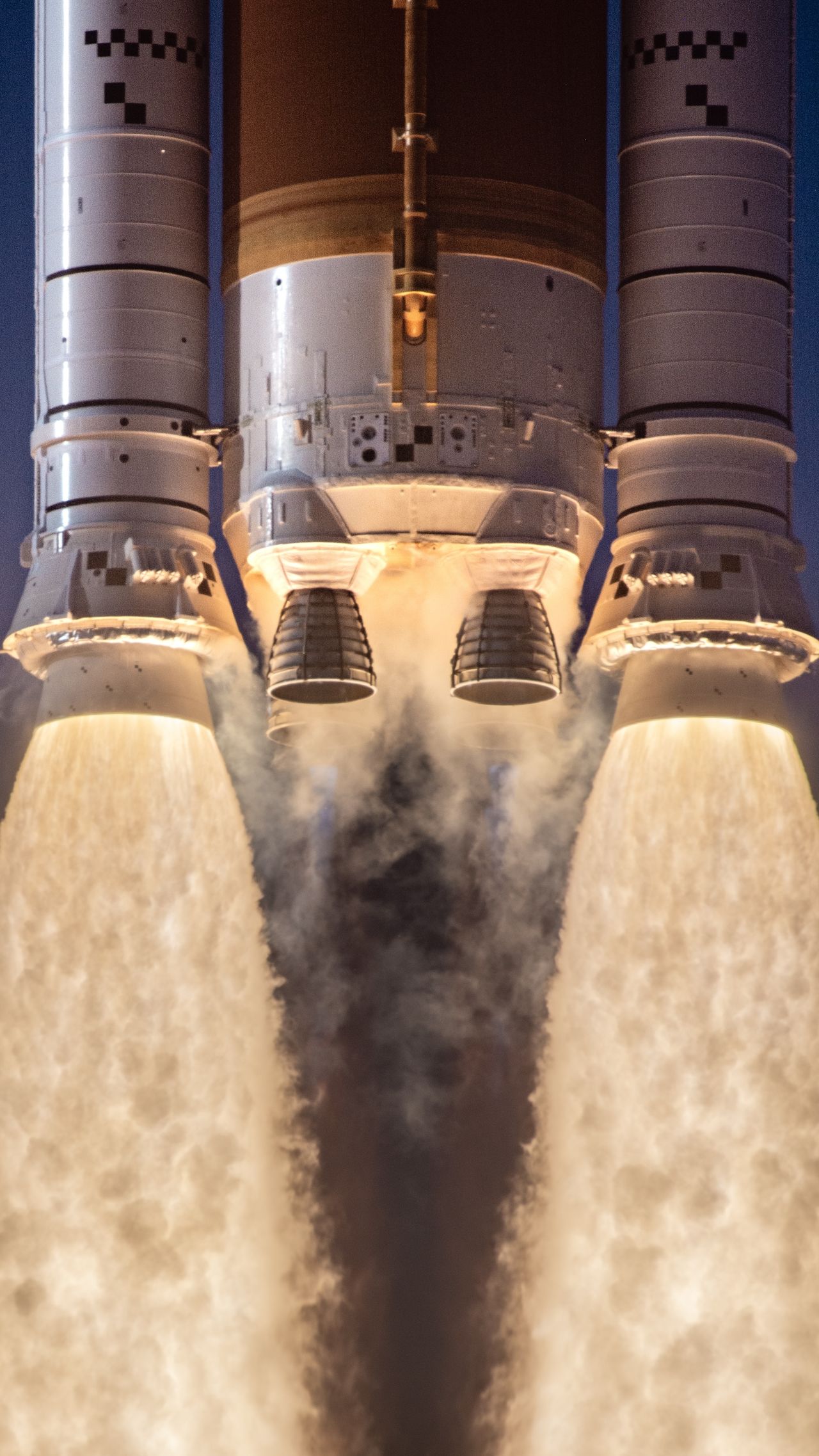 Photos of the Artemis 2 rocket launch.